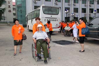 6月21日，中脉科技沈阳分公司员工和当地经销商约30余人来到沈阳市养老院光荣院参加了“中脉孝德行”活动。旨在充分践行“孝德”文化，关心、关爱老人们的身心健康，以此带动全社会去关注老年人问题。