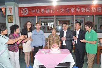 6月22日，大连市西岗区老年社会福利院一派热闹氛围，西岗区政府、区民政局、区慈善总会等机构领导与中脉科技的高管、员工、经销商们济济一堂，共同见证“中脉科技助老助残慈善基金”的签字仪式。