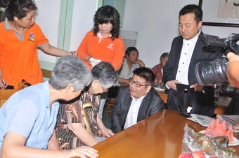 6月22日，大连市西岗区老年社会福利院一派热闹氛围，西岗区政府、区民政局、区慈善总会等机构领导与中脉科技的高管、员工、经销商们济济一堂，共同见证“中脉科技助老助残慈善基金”的签字仪式。