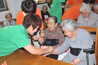 6月22日，大连市西岗区老年社会福利院一派热闹氛围，西岗区政府、区民政局、区慈善总会等机构领导与中脉科技的高管、员工、经销商们济济一堂，共同见证“中脉科技助老助残慈善基金”的签字仪式。