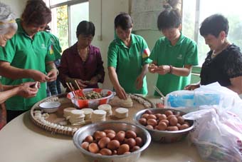 2012年6月21日，中脉杭州分公司与义乌当地经销商共30余人来到义乌市稠城镇城西敬老院参加了中脉“孝德行”系列活动杭州站第二次活动。
