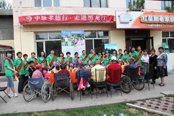 6月14日，红星助老院的老人们非常开心，唱歌、做游戏、表演节目玩了大半天。更令他们开心的是，每个人还都领到了一份礼物。