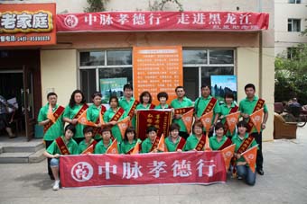 6月14日，红星助老院的老人们非常开心，唱歌、做游戏、表演节目玩了大半天。更令他们开心的是，每个人还都领到了一份礼物。