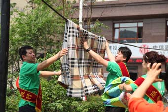 6月14日，红星助老院的老人们非常开心，唱歌、做游戏、表演节目玩了大半天。更令他们开心的是，每个人还都领到了一份礼物。