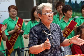 6月14日，红星助老院的老人们非常开心，唱歌、做游戏、表演节目玩了大半天。更令他们开心的是，每个人还都领到了一份礼物。