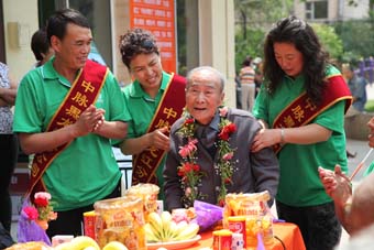 6月14日，红星助老院的老人们非常开心，唱歌、做游戏、表演节目玩了大半天。更令他们开心的是，每个人还都领到了一份礼物。