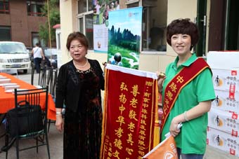 6月14日，红星助老院的老人们非常开心，唱歌、做游戏、表演节目玩了大半天。更令他们开心的是，每个人还都领到了一份礼物。