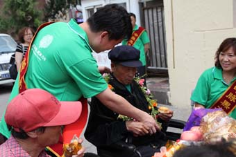 6月14日，红星助老院的老人们非常开心，唱歌、做游戏、表演节目玩了大半天。更令他们开心的是，每个人还都领到了一份礼物。
