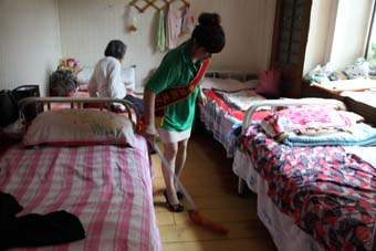 6月14日，红星助老院的老人们非常开心，唱歌、做游戏、表演节目玩了大半天。更令他们开心的是，每个人还都领到了一份礼物。