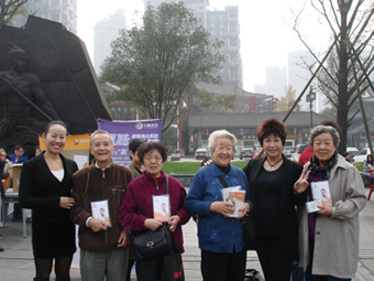 中脉全程赞助了老年人运动会 中脉工作人员现场接受咨询 中脉咨询台前人山人海 老年朋友拿到了中脉奖品很开心 11月23日，重庆阳光助老中心在巴国城举办重庆市老年趣味运动会，重庆全市约有1000多老年人参加了此次运动会。中脉全程赞助了此次活动，除为参会老年人准备了100多个中脉远红镇痛护颈外，还派出专家负责免费为参加运动会的老年人提供健康检查、健康咨询等服务