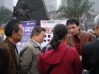 中脉全程赞助了老年人运动会 中脉工作人员现场接受咨询 中脉咨询台前人山人海 老年朋友拿到了中脉奖品很开心 11月23日，重庆阳光助老中心在巴国城举办重庆市老年趣味运动会，重庆全市约有1000多老年人参加了此次运动会。中脉全程赞助了此次活动，除为参会老年人准备了100多个中脉远红镇痛护颈外，还派出专家负责免费为参加运动会的老年人提供健康检查、健康咨询等服务