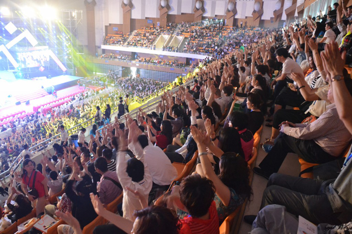 在4月20日，江苏南京金陵会议中心和4月27日，重庆渝北体育馆，由中脉科技主办的“为梦前行，为我喝彩”2013全国业务峰会在此两地隆重举办。活动当天，会议现场内社会各界名流云集，欢声笑语盈盈。中脉营销精英相聚一堂，共襄盛会。