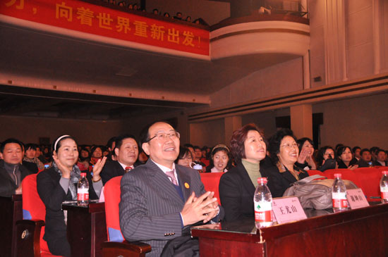 假如你瞎了一只眼，你是否会哭泣？ 假如你断了一条腿，你是否会悲伤？ 假如你失去了双臂，你是否会痛不欲生？ 假如这三种灾难同时降临在你一个人身上，你是否还有勇气活下去？ 12月19日，中脉科技集团谢坤山生命动力专题演讲在南京人民大会堂隆重举行，南京中脉集团董事局主席、南京中脉科技发展有限公司王尤山、集团领导以及中脉科技全体高管悉数到场，中脉集团各