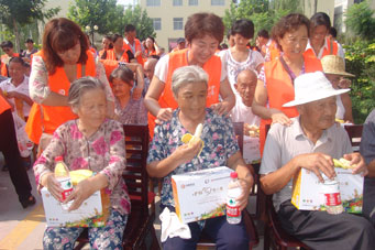 8月10日，在中脉科技山东分公司的精心组织下，来自中脉科技的员工和爱心志愿者一行50余人来到菏泽市开发区佃户屯敬老院，将中脉对老年朋友的爱心问候带给了这里的老人。