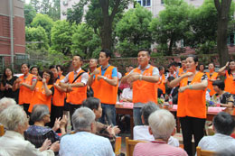 2013年9月，中脉科技上海分公司组织员工及各地经销商志愿者一行近70人，来到位于上海闵行区的华坪敬老院，将来自中脉家人的爱心与慰问送给安居在此的数十位老人，当地媒体也前来现场对