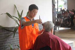 9月中旬，在中脉科技广东分公司的精心组织下，中脉员工和中脉经销商共计80余人，一起前往广州市荔湾区颐寿养老院，为入住在这里的400多位老人送去了秋日的问候和温暖。