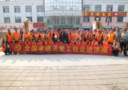 金秋十月，中脉科技山东分公司组织来自全国各地的爱心志愿者，在济南和巨野两地连续举办了两场全国孝德关爱工程活动，为济南风合家人老年公寓及巨野县永丰街道办事处敬老院的老人们送去了价值8万余元的孝德爱心餐和来自中脉志愿者真诚的问候。